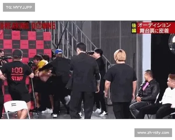 格斗赛场出现意外插曲,选手误击裁判引发关注 格斗赛场出现意外插曲,选手误击裁判引发关注